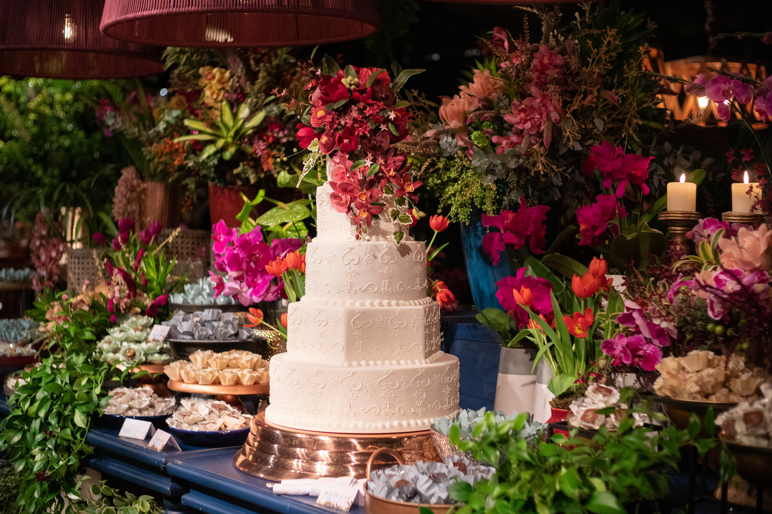 Beautiful wedding cake table